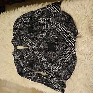 ~~Lucky Brand Black & White Floral Oversized Top – Size XS~~